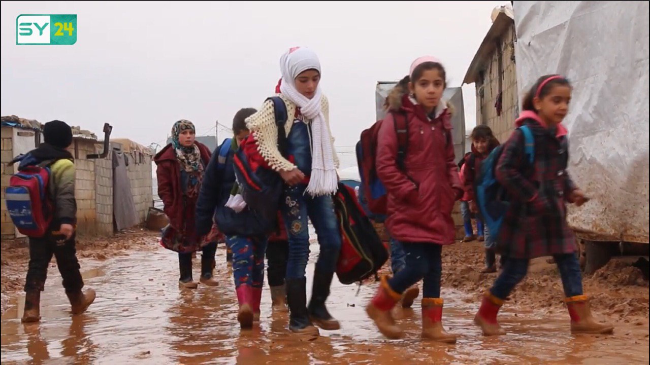 رغم الصعوبات.. التعليم مستمر في المخيمات شمال حلب