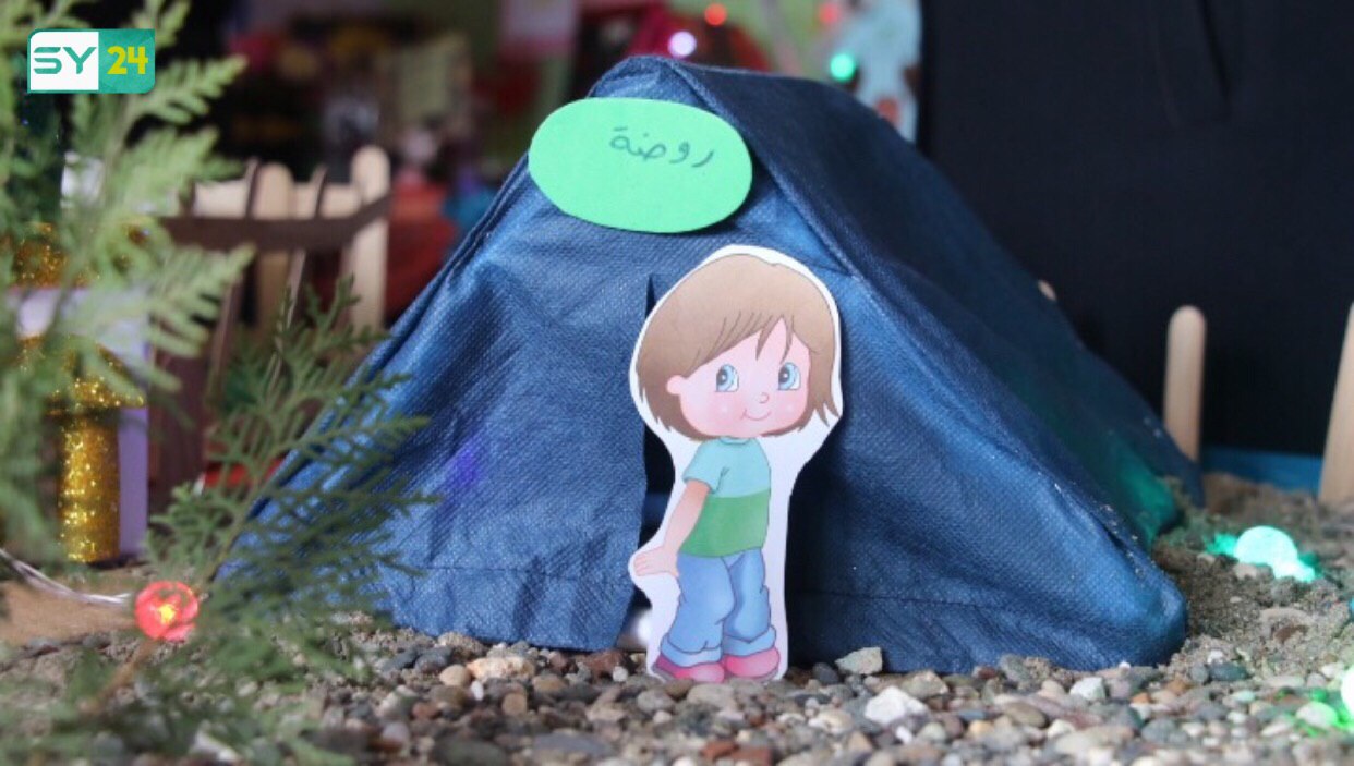 روضة أطفال تنظم معرضاً فنياً في مخيم شمال حلب