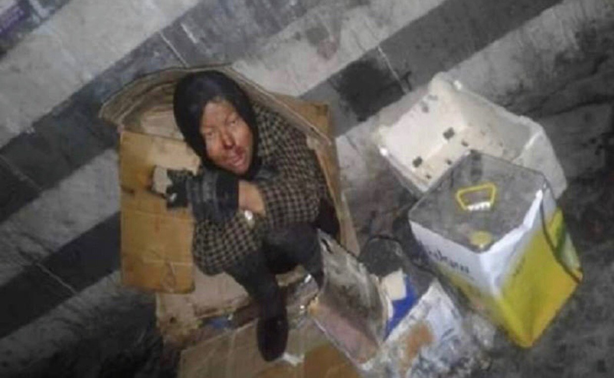 نساء يعيشون داخل كرتونة في أسواق دمشق!