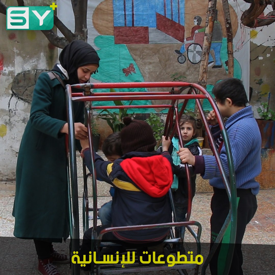 الشابة إباء.. ممرضة في المشافي ومسعفة في الدفاع المدني