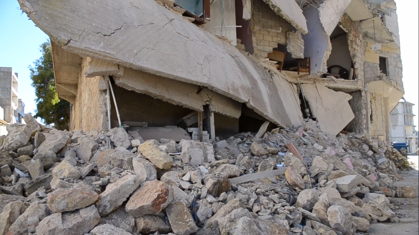 انهيار عدد من المباني في كفر حمرة بريف حلب نتيجة تصدعها