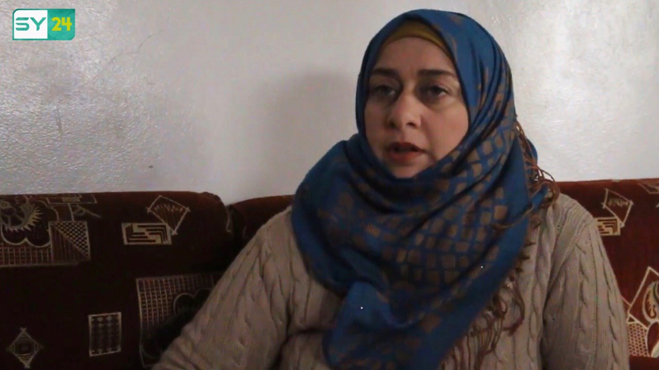 في إدلب.. امرأة تصنع تحفاً وأشكالاً جميلة من السيراميك