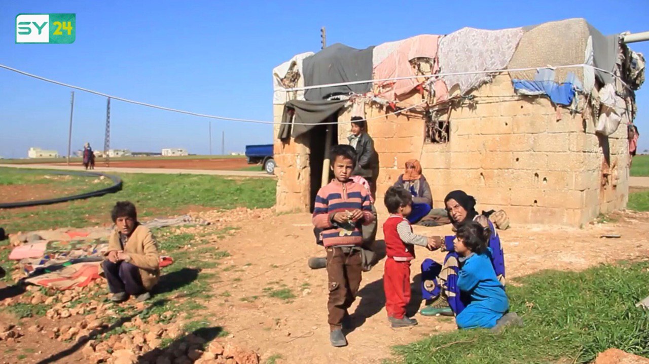 10 نازحين يعيشون في غرفة متهالكة بريف إدلب