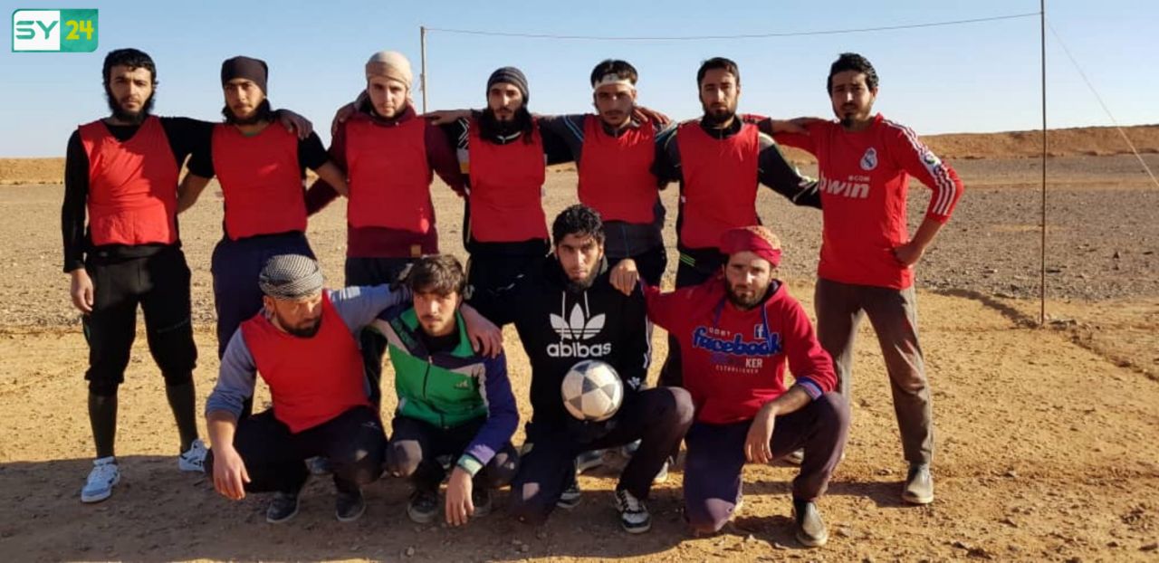 في تحدٍ واضح للحصار.. قاطنو مخيم الركبان ينظمون أول دوري لكرة القدم