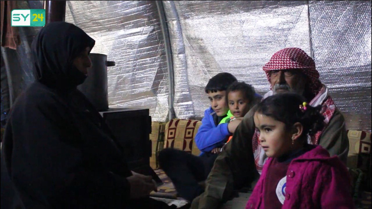 بعد مقتل الوالدين.. رجل مسن يكافح من أجل أحفاده في حلب