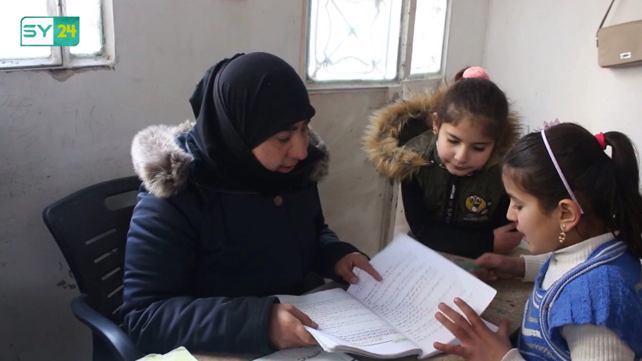 امرأة تنمي قدرات الأطفال في معرة النعمان بريف إدلب