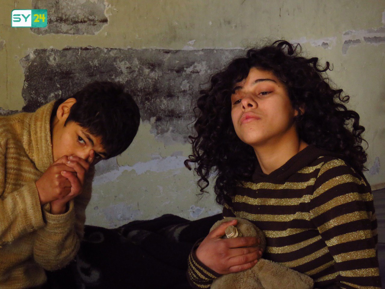 حلب.. أب يكافح لتأمين احتياجات أطفاله المصابين وأحفاده الأيتام