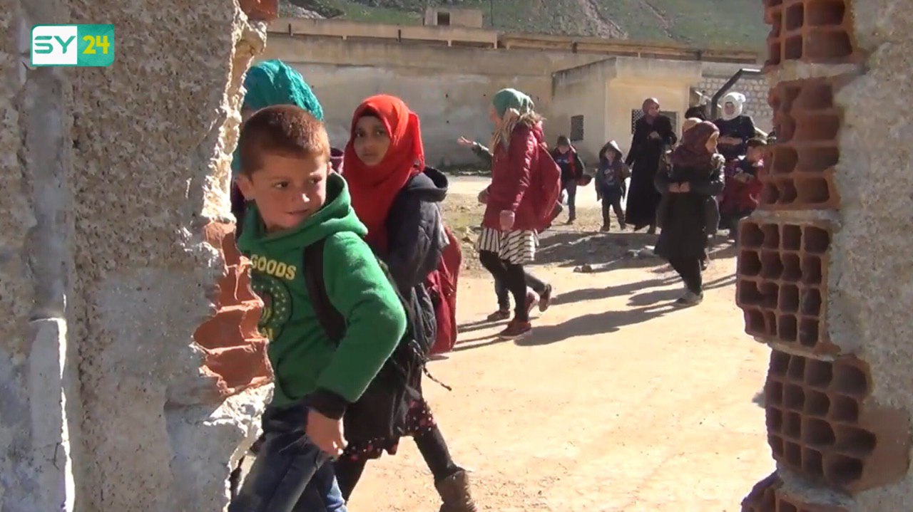 في إدلب.. طلاب مدرسة يقطعون 4 كم يومياً للوصول إلى المدرسة