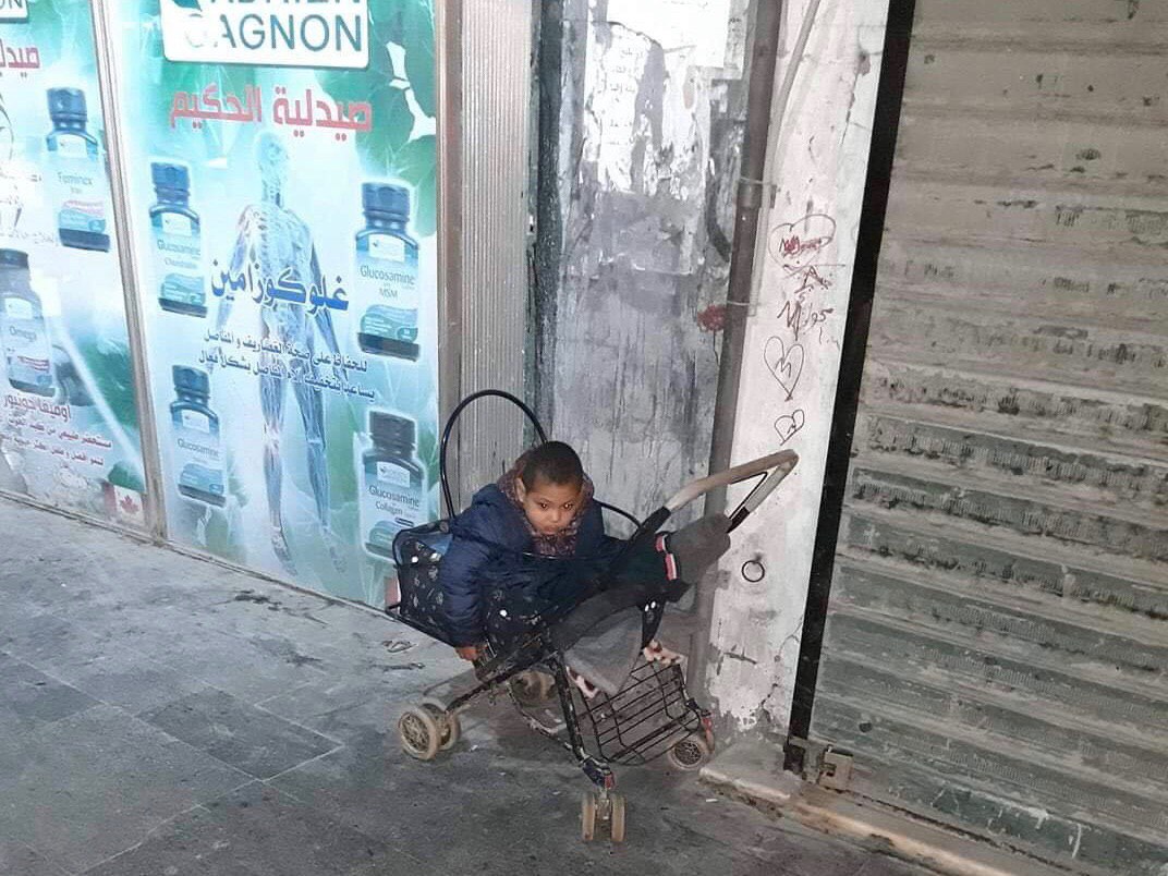 عائلة تترك طفلها وحيداً بعد استخدامه للتسول في حلب!