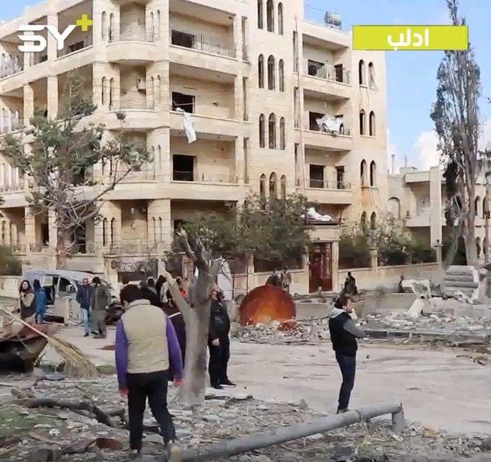 آثار الدمار الناجم عن انفجار السيارتين المفخختين في حي القصور بإدلب واللتين خلفتا 17 قتيلاً  وعدد من الجرحى