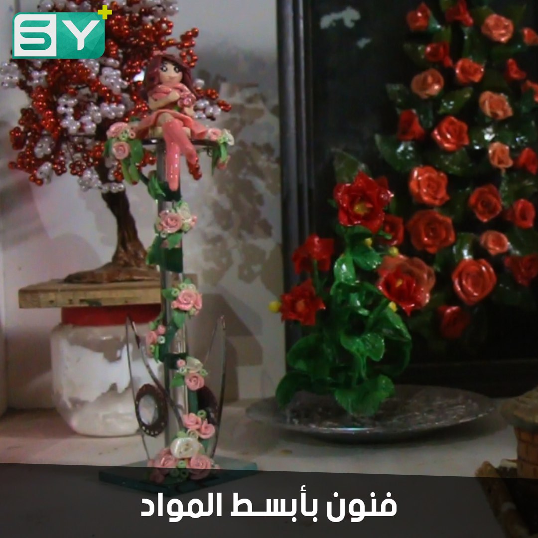 امرأة تتقن فن السيراميك تصنع تحفاً وأشكالاً جميلة