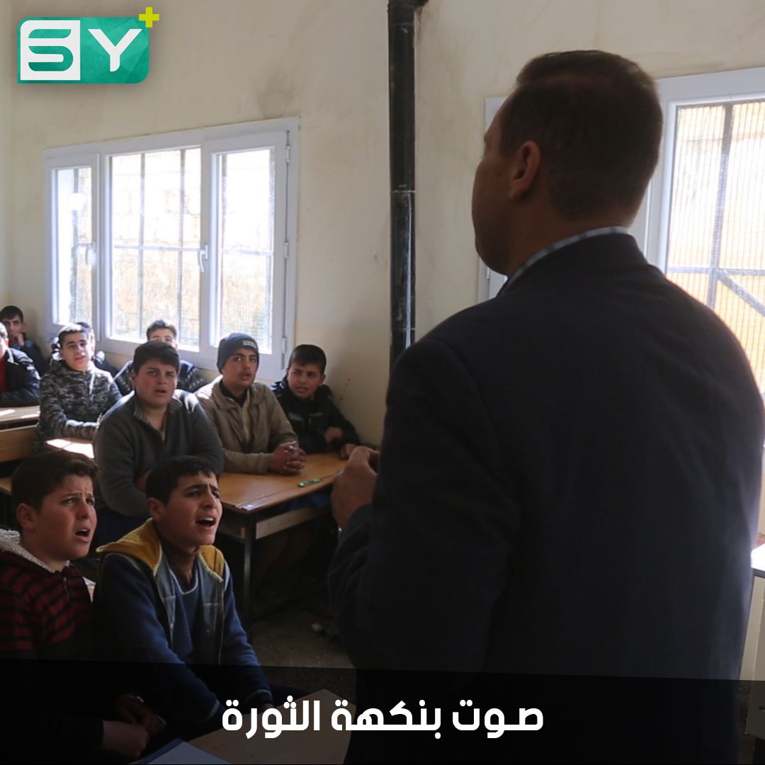 مدرس لغة عربية يهوى الغناء العربي والموشحات يعلم موهبته لطلابه بنكهة الحرية