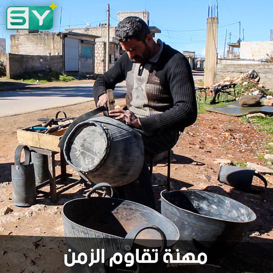 شاب من مدينة معرة النعمان يعمل في مهنة إعادة تدوير الدواليب ليصنع منها أدوات متعددة
