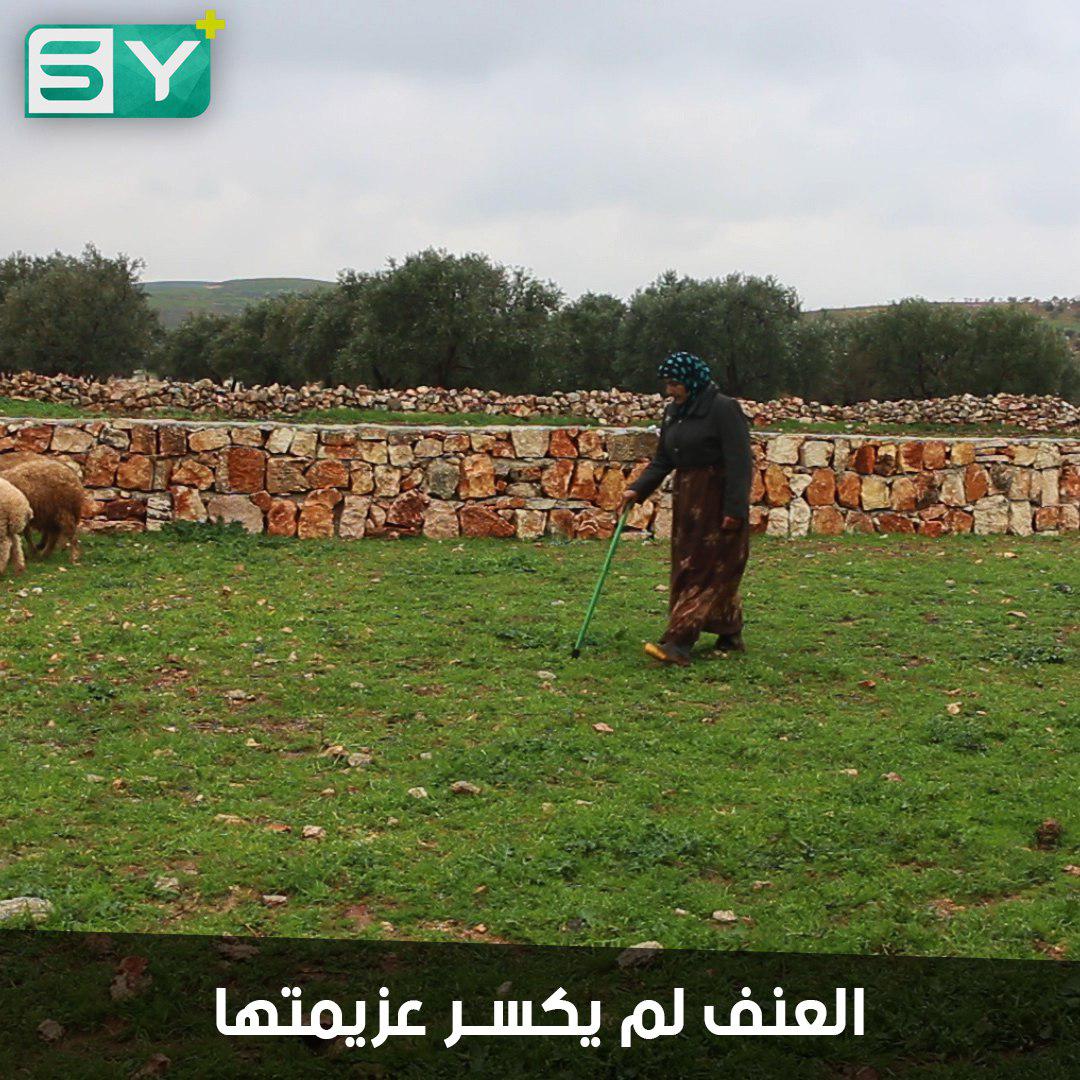 امرأة تعرضت للعنف من زوجها.. تكمل حياتها بجانب أمها المسنة