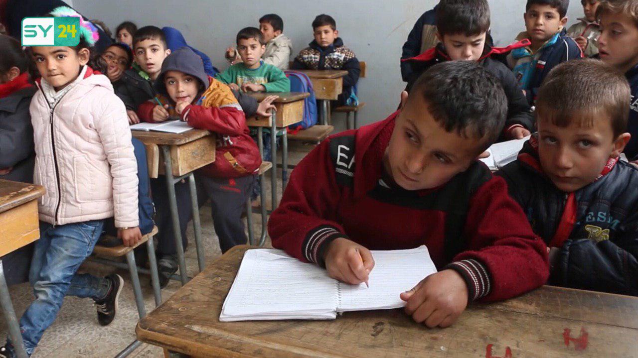 بسبب قصف النظام على إدلب.. طفل حرم من والديه وساقه!