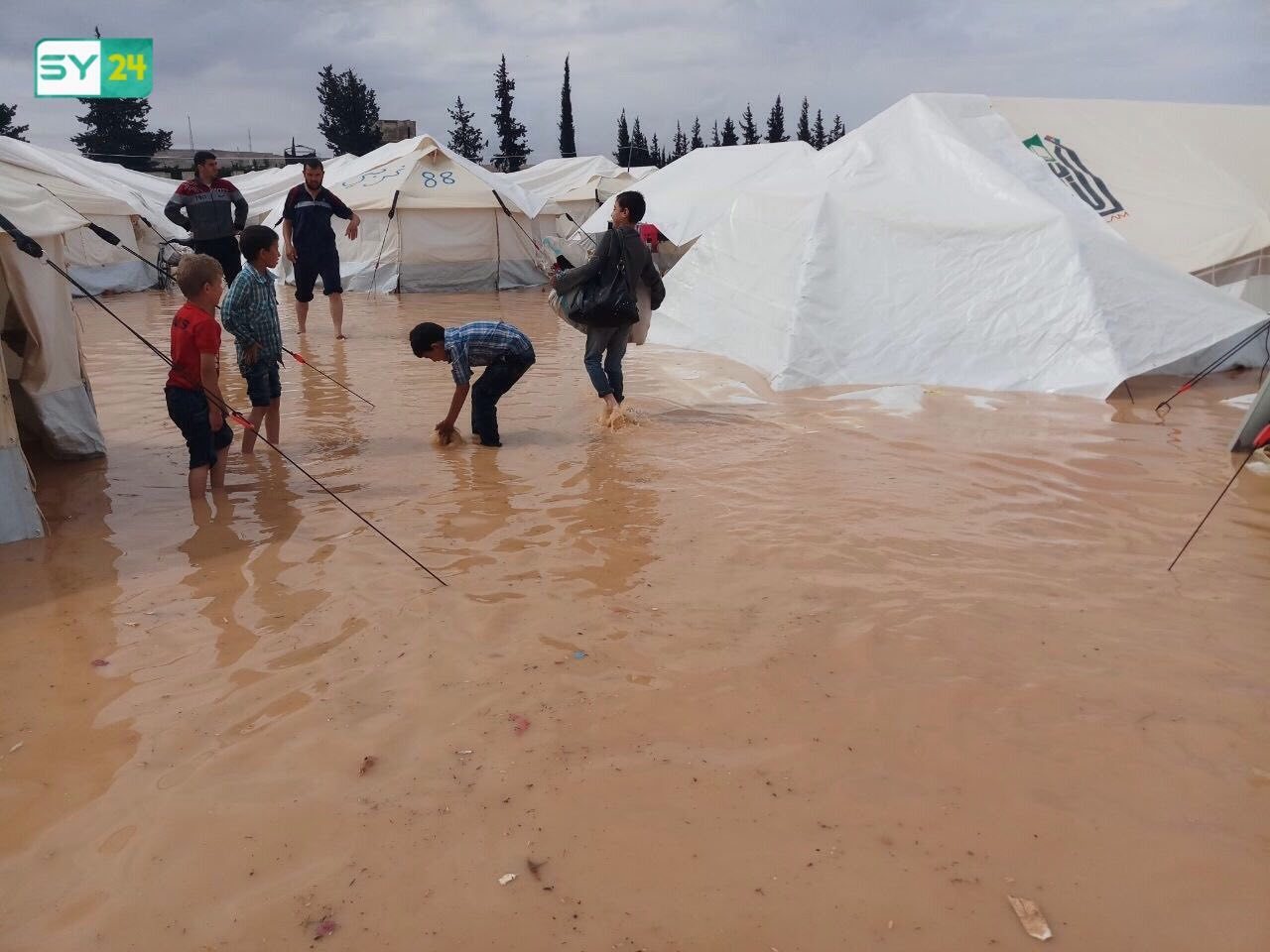 بسبب الأمطار الغزيرة والسيول.. تعطيل المدارس في مخيمات أطمة الحدودية