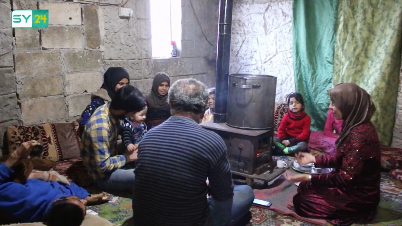 بسبب الفقر.. عائلة تعيش داخل مغارة في إدلب منذ سنوات!