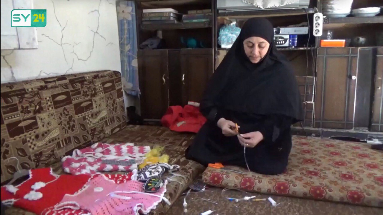 امرأة تعمل على تحويل المهملات إلى أشكال جميلة في إدلب