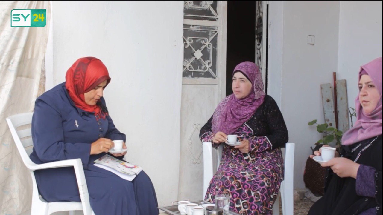 بلغة الإشارة.. سيدتان ترسمان خطوات النجاح في إدلب