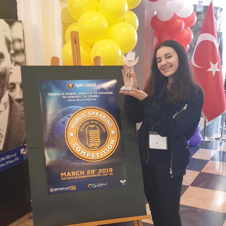 شابة سورية تفوز بالمركز الأول في مسابقة اللغة الإنكليزية بإسطنبول