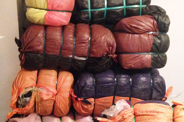 جمارك النظام تضبط بالات صوف بداخلها قطع أثرية