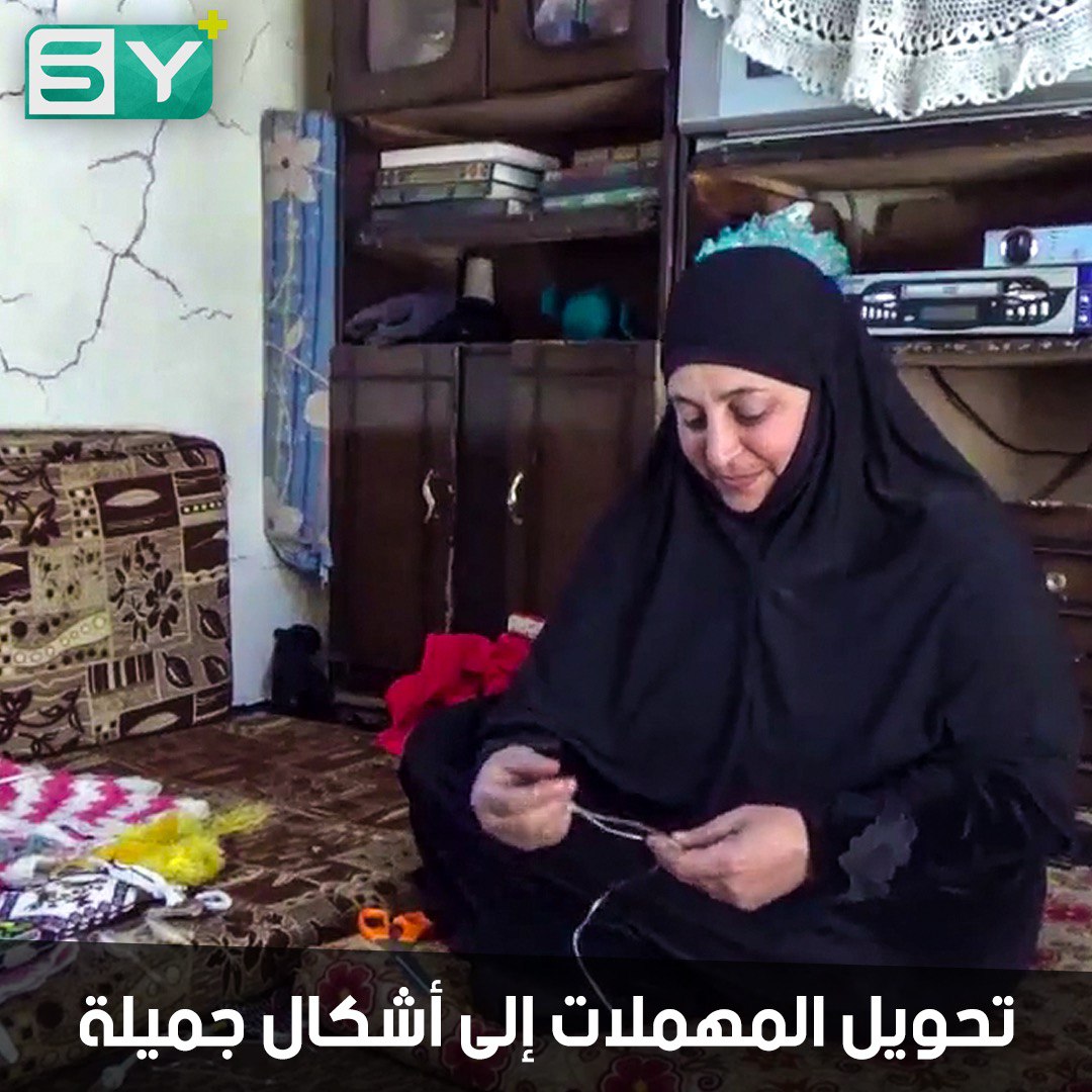 امرأة تعمل بإعادة تدوير المهملات إلى أشكال جميلة