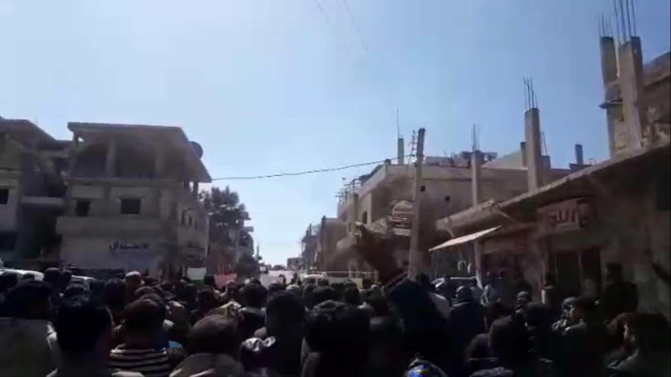 مظاهرة غاضبة لأهالي درعا احتجاجاً على إعادة تمثال “حافظ الأسد” (فيديو)