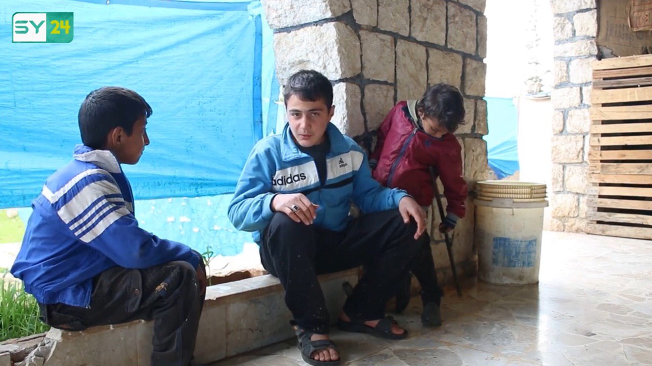 طفل مهجر من حلب يعيل إخوته الأربعة بعد مقتل والده واعتقال أمه
