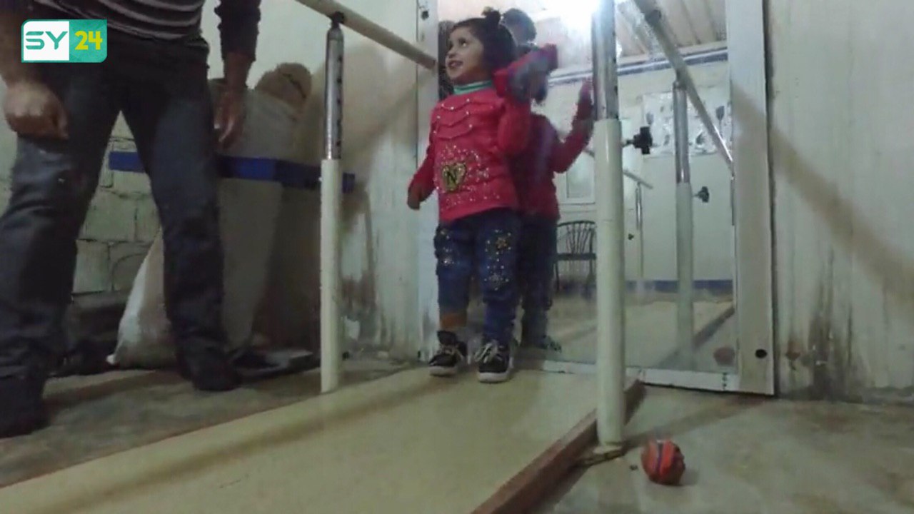 طرف صناعي يعيد الأمل لطفلة بعد مقتل عائلتها في الرقة