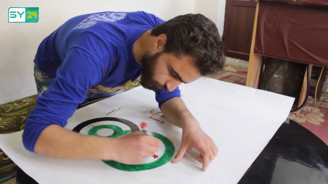 تعرف على شاب شارك في رسومات مظاهرات كفرنبل