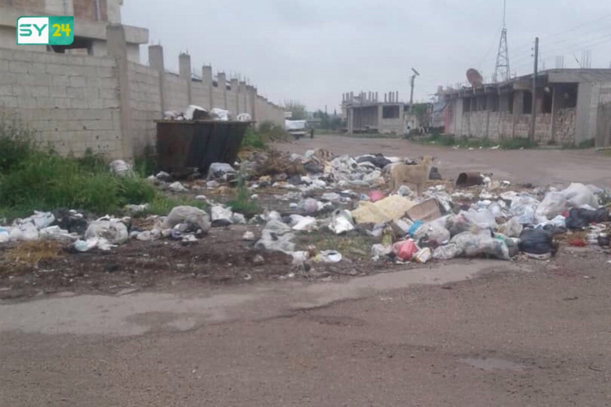 بسبب فقدان المحروقات.. النفايات تنتشر في شوارع مدينة نوى بريف درعا