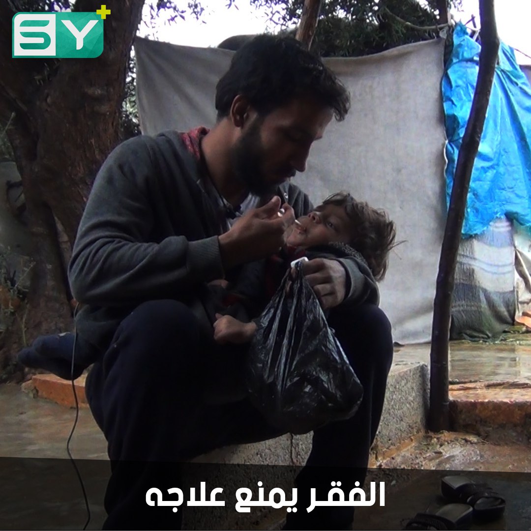 طفل مصاب بضمور في الدماغ يعيش في مخيم للنازحين وسط ظروف قاسية