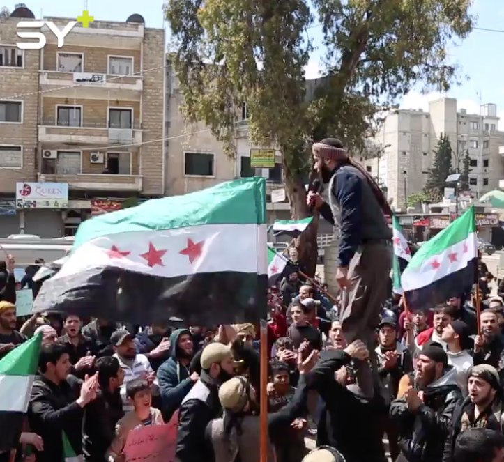 مظاهرة سلمية في مدينة إدلب إحياءً للذكرى الثامنة لمجزرة الساعة في حمص