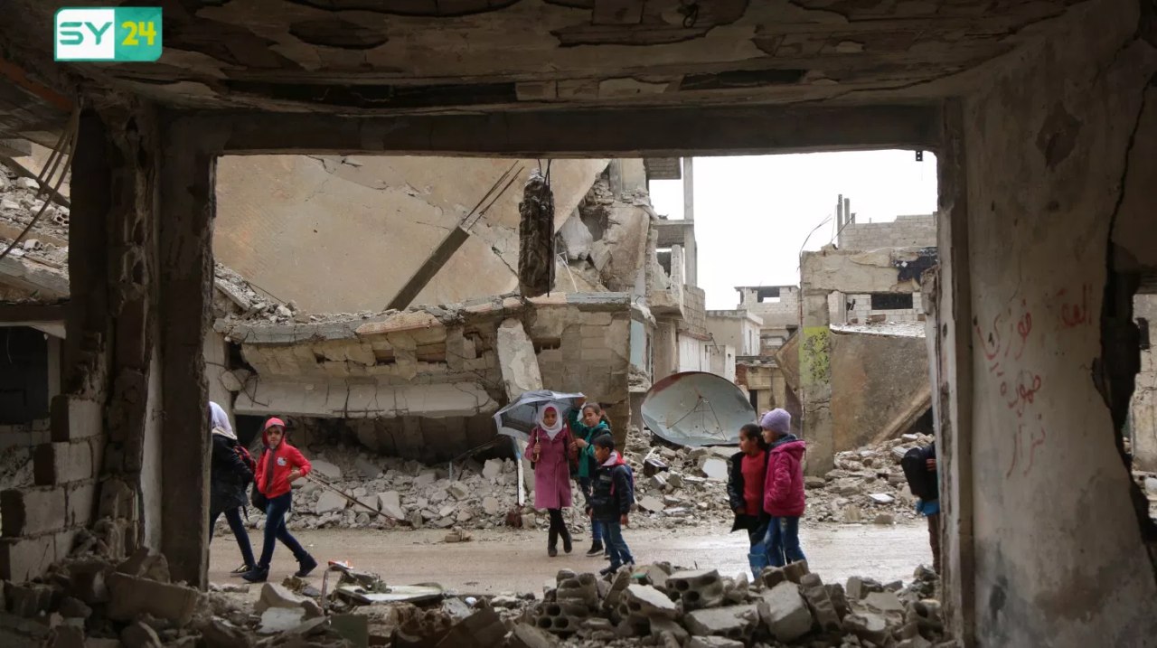 قصف روسيا والنظام يحرم 250 ألف طالب في إدلب من التعليم