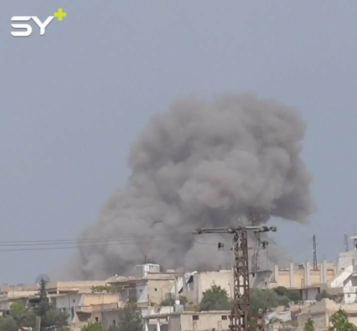 لحظة القاء الطيران المروحي براميل متفجرة على بلدة كفرنبودة شمال حماة