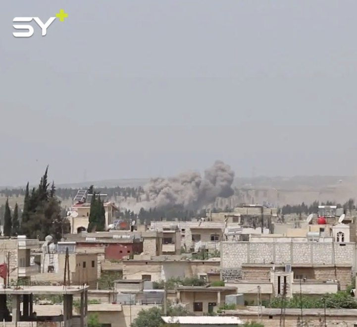 لحظة سقوط البراميل المتفجرة شمال مدينة كفرنبل