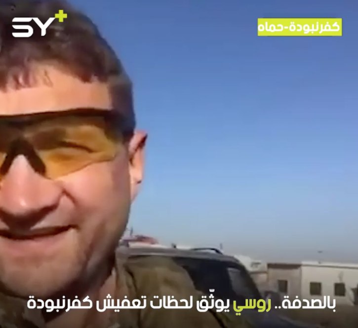 عنصر روسي يتجول في كفرنبودة ويوثق بالصدفة لحظات تعفيش البلدة من قبل عناصر النظام