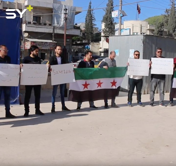 أهالي مدينة إعزاز ينظمون وقفة سلمية تطالب المجتمع الدولي بحماية المدنيين في إدلب وحماة