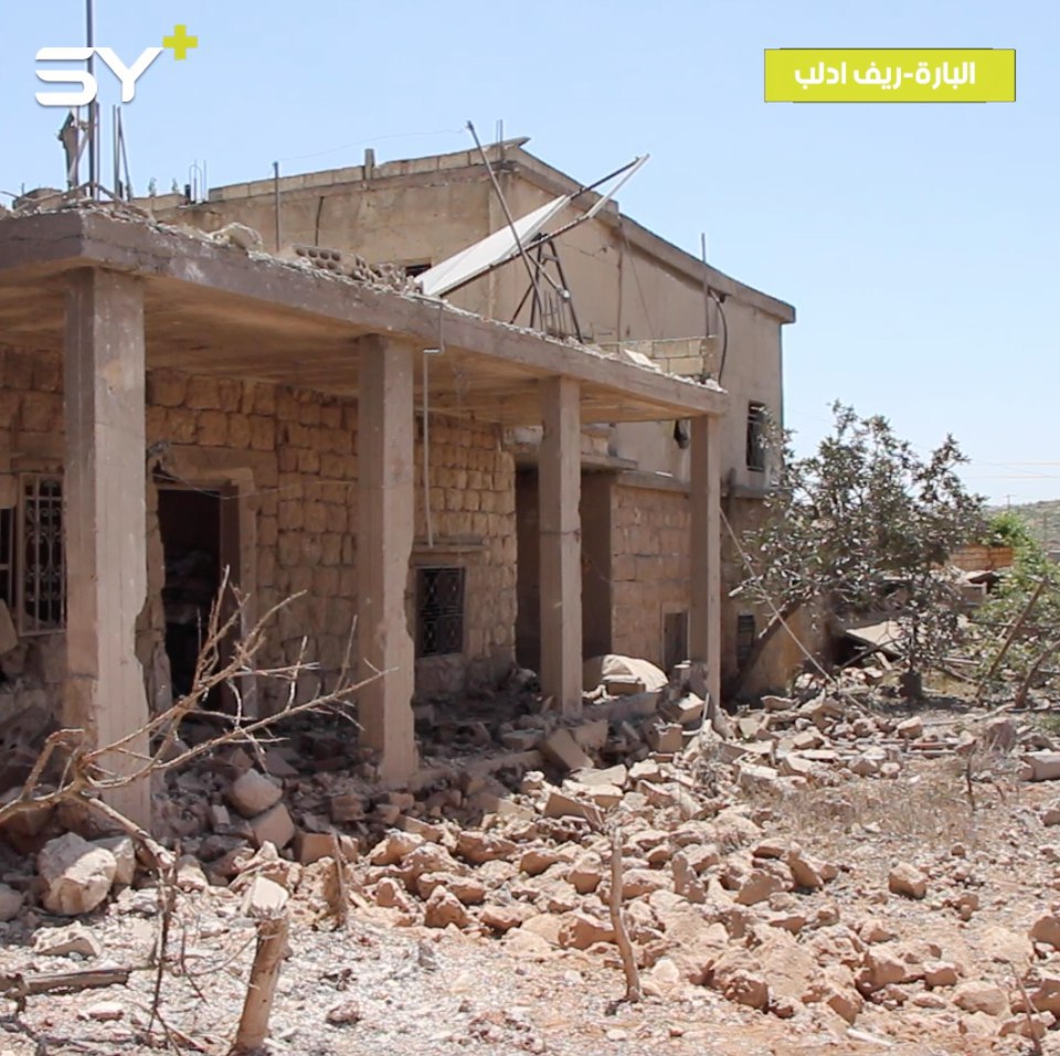 مقتل 3 مدنيين (رجل وطفلاه) وإصابة امرأة وطفل آخر جراء قصف بالبراميل المتفجرة على بلدة البارة في ريف إدلب يوم أمس