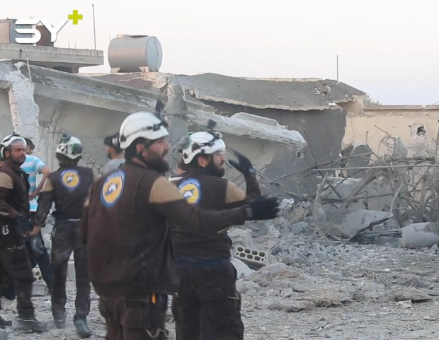 مقتل سيدتين وإصابة عدد من المدنيين جراء غارات جوية استهدفت الأحياء السكنية في بلدة حاس بريف إدلب