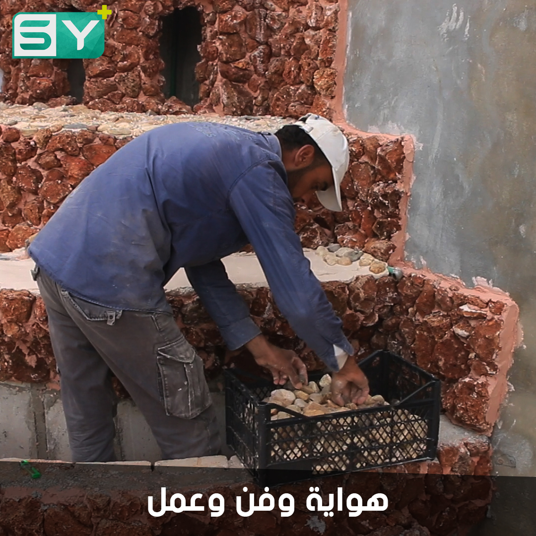 زكريا كنعان شاب يهوى الرسم والتصميم.. يرسم على الجدران ويصنع أشكالاً تريح النفس