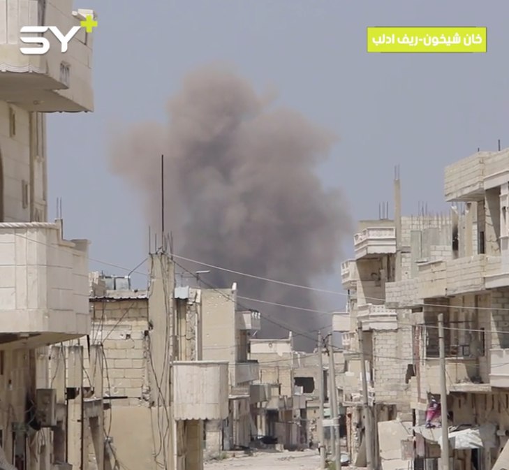 الطيران الحربي يشن سلسلة غارات جوية على مدينة خان شيخون التي أفرغت من سكانها بسبب شدة القصف