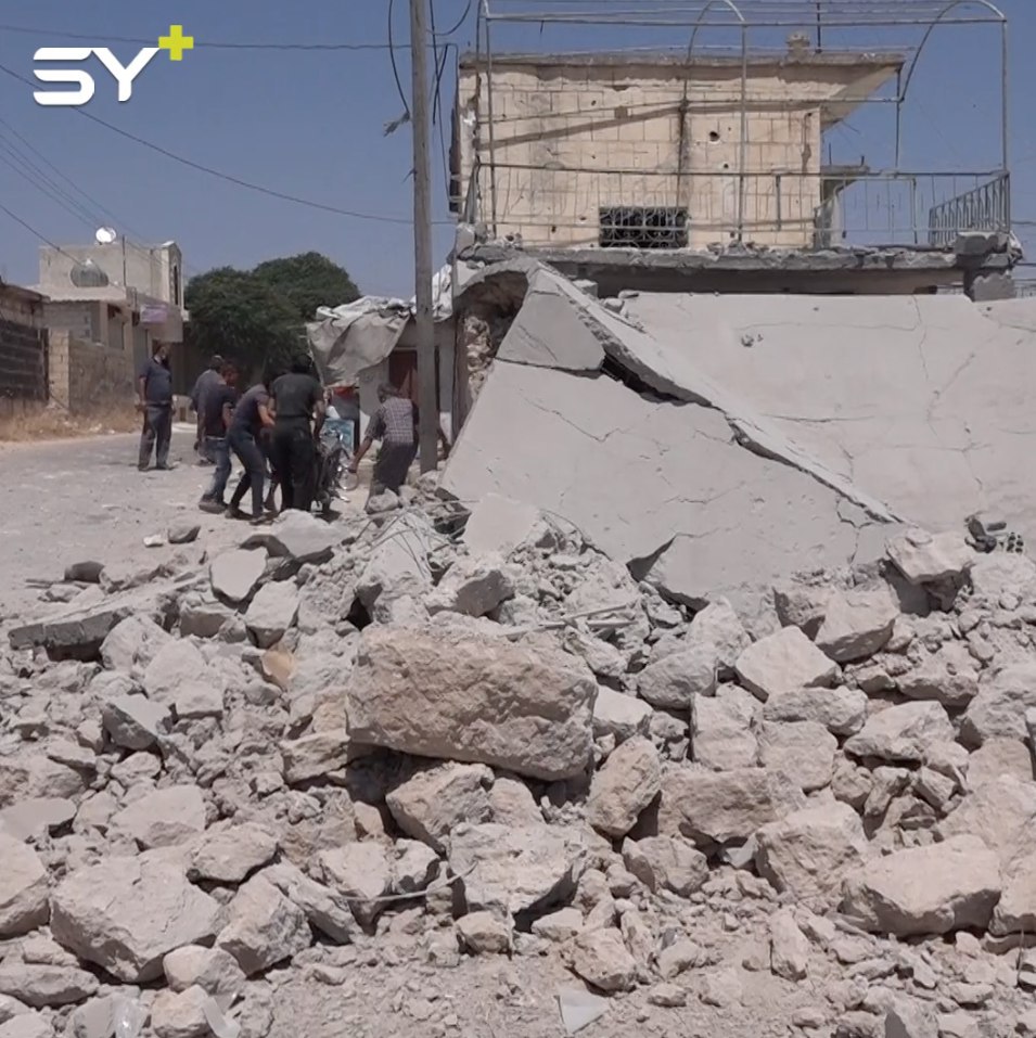 ثلاثة جرحى بينهم امرأة ودمار في ممتلكات المواطنين نتيجة غارات جوية على بلدة جبالا في ريف إدلب