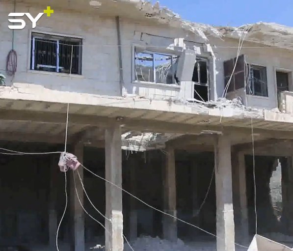 لحظة سقوط البراميل على مدينة كفرنبل مما أدى لوقوع اصابات وجرحى