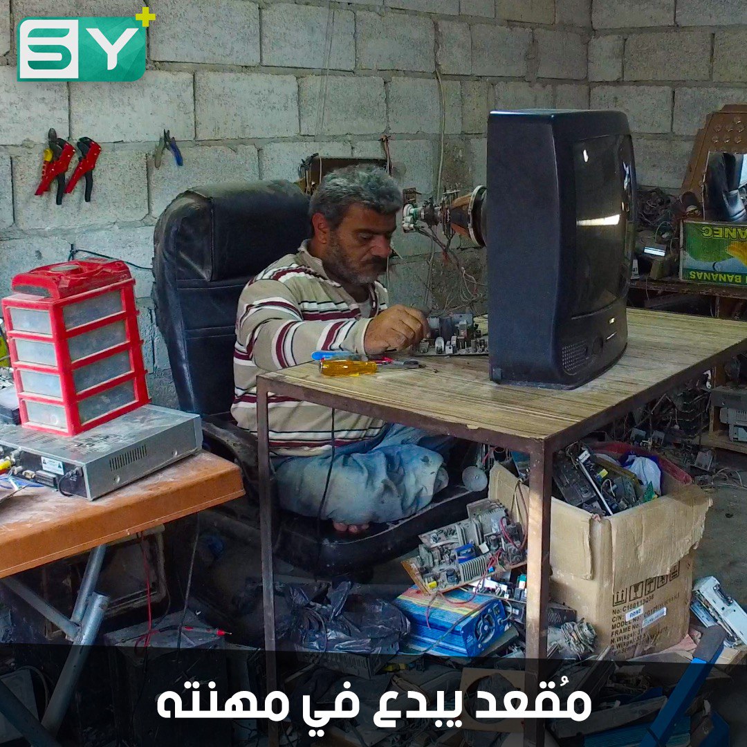 محمد عشاوي.. رجل مقعد لم يمنعه وضعه من حب الحياة والنجاح في العمل