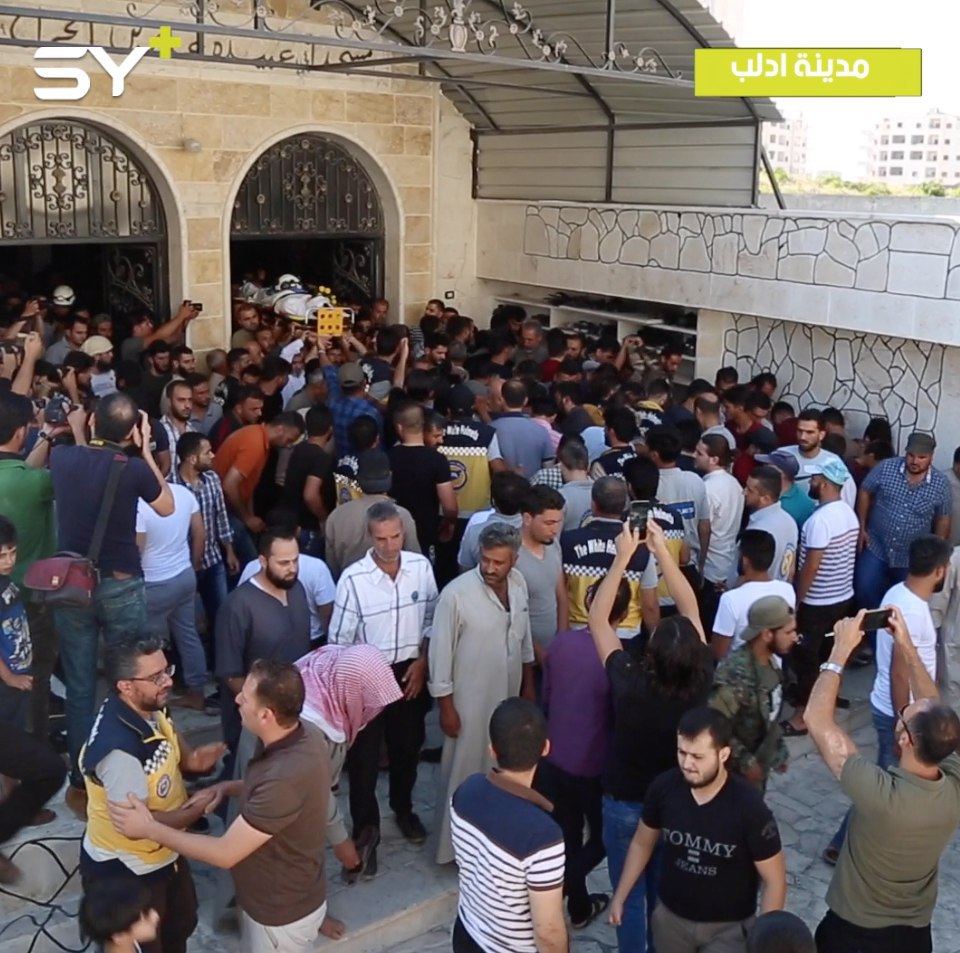 تشييع الناشط الإعلامي “أنس الدياب” في محافظة إدلب بعد أن قُتل بغارة جوية على مدينة خان شيخون بريف إدلب يوم أمس