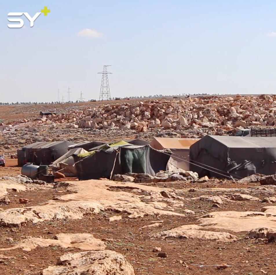 نازحون في “مخيم الهدى” بجبل الزاوية في ريف إدلب يشتكون انعدام الخدمات الأساسية وغياب المنظمات الإنسانية منذ 3 أشهر