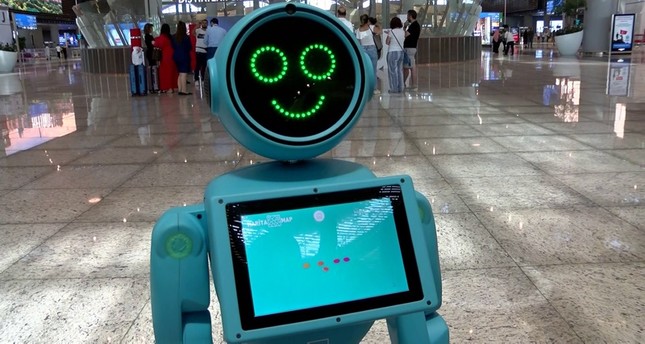 روبوتات تفاجئ المسافرين وترشدهم في مطار إسطنبول الجديد