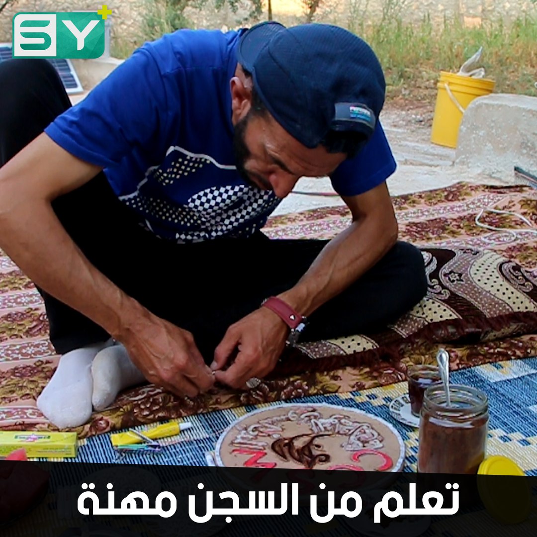 عبدالرزاق الطويل.. معتقل سابق يتقن فن الفسيفساء والأرابيسك.. يرسم بالنحاس وبن القهوة