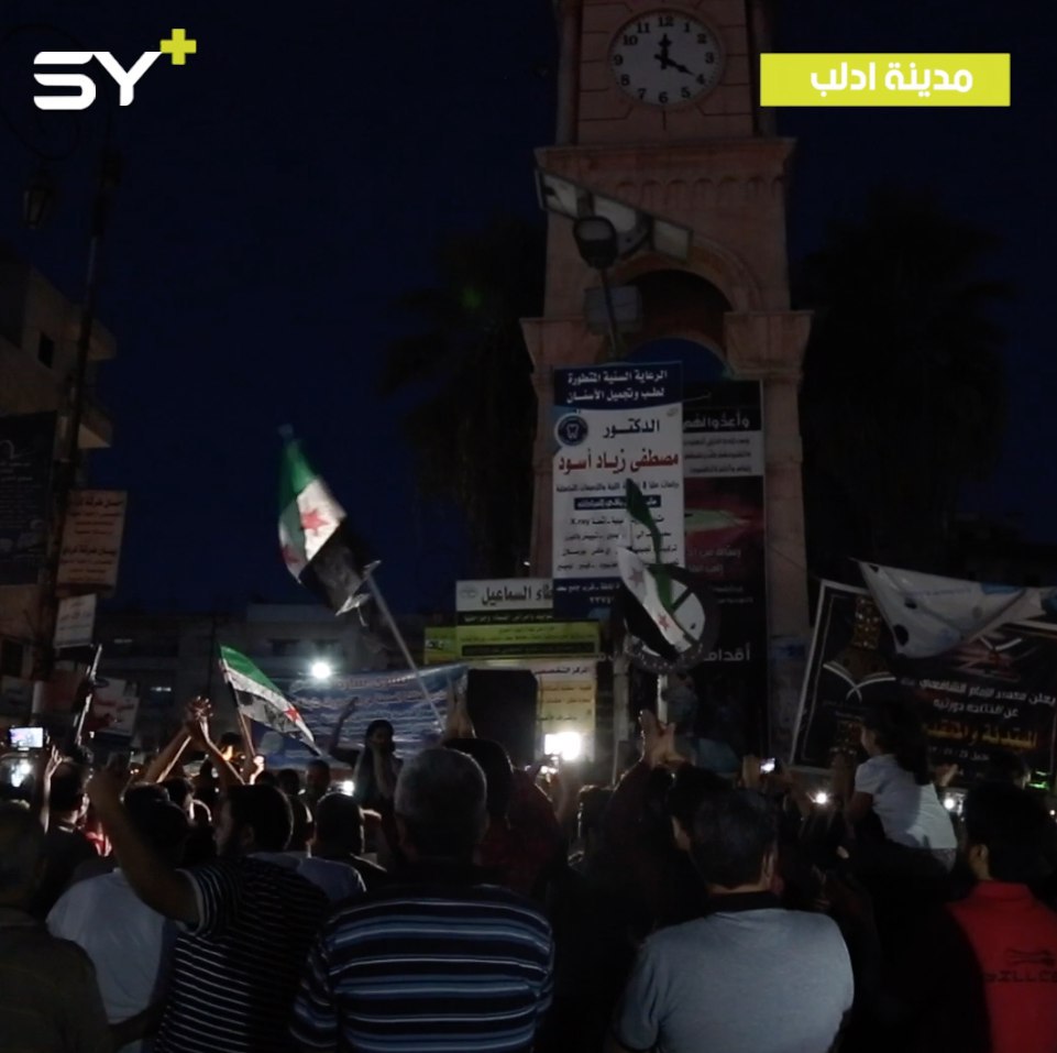 مظاهرة مسائية في مدينة إدلب احتجاجاً على قصف النظام السوري وروسيا واستمرار المجازر بحق المدنيين